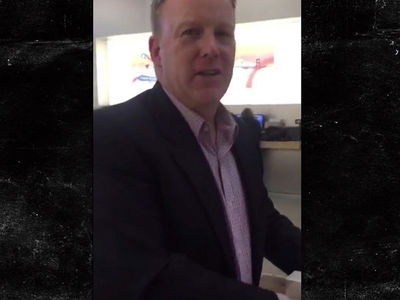 Sean Spicer Confronted in Apple Store ... 'Fascist, Treason' (VIDEO)