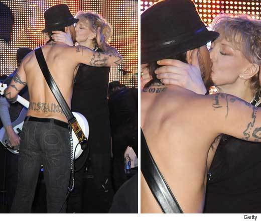 Courtney Love Sucks ... Dave Navarro's Face