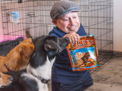 Verne Troyer Volunteers at Animal Shelter