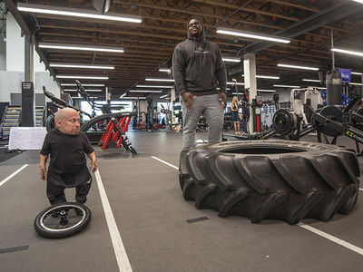 Verne Troyer Flexes Mini Muscles in Weight-Room Sesh with NFL Prospect