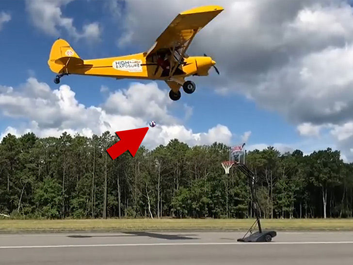 Harlem Globetrotters Hit Trick Shot From Airplane!!!