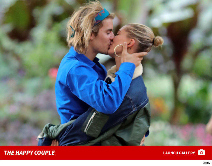 Justin Bieber Serenades Hailey And Random Guy With Sexual Healing