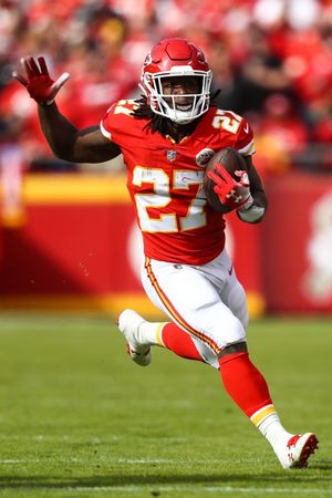 kareem-hunt-chiefs-photos-04-300w.jpg