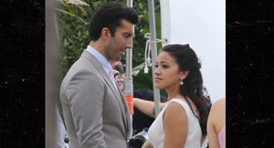 'Jane the Virgin' Stars Gina Rodriguez & Justin Baldoni Shoot Wedding Scene