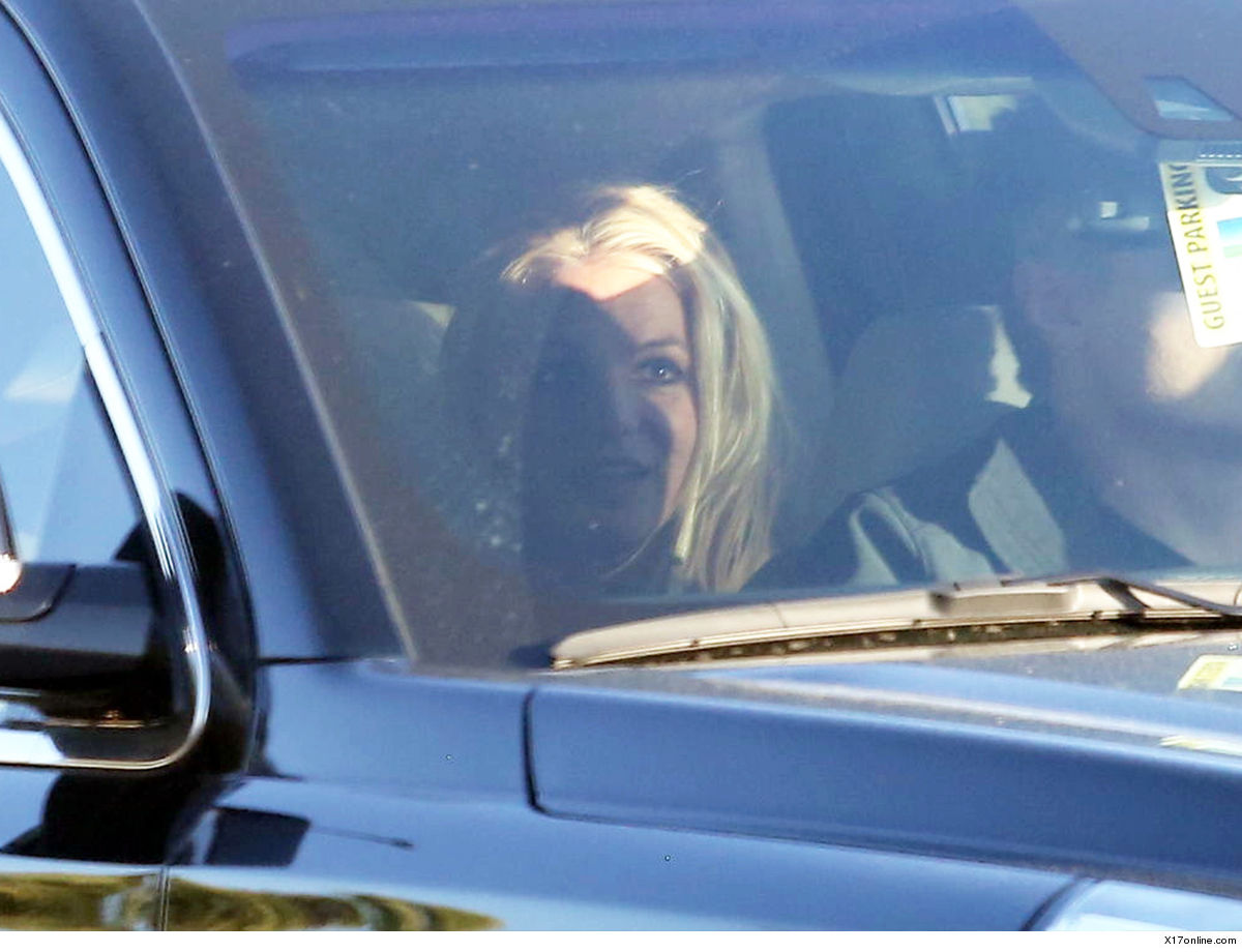 0517-britney-spears-in-car-x17-4.jpg